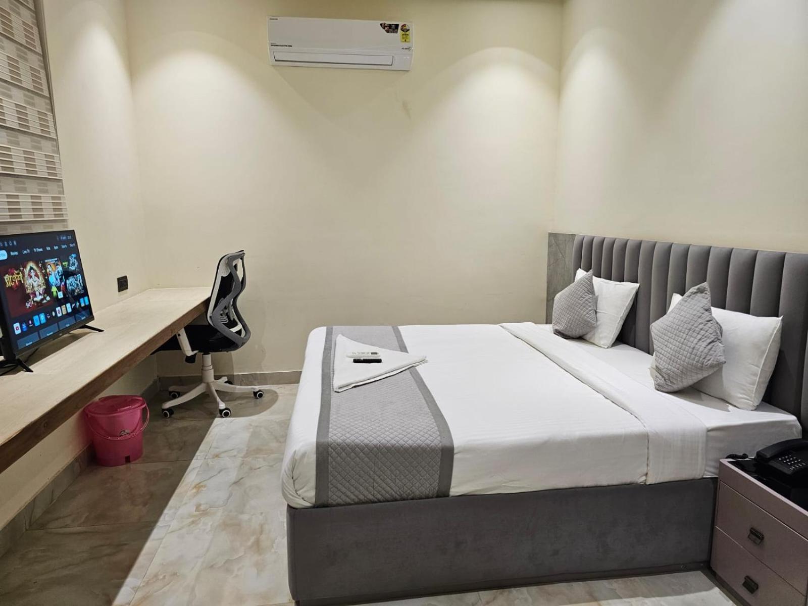 Hotel The Glass House Greater Noida Exterior photo